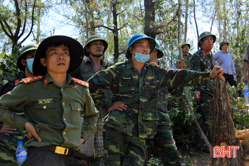 Lần thứ 3 đám cháy bùng phát, 500 người đổ về rừng Xuân Hồng dập lửa