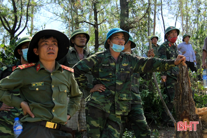 Lần thứ 3 đám cháy bùng phát, 500 người đổ về rừng Xuân Hồng dập lửa