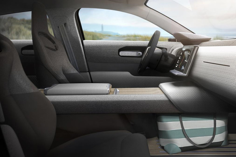 Xe điện đầu tiên thế giới chạy bằng năng lượng mặt trời