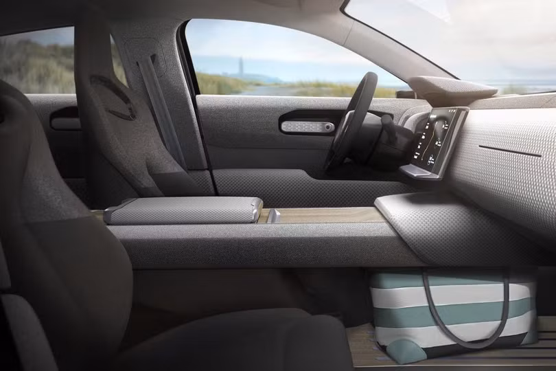 Xe điện đầu tiên thế giới chạy bằng năng lượng mặt trời