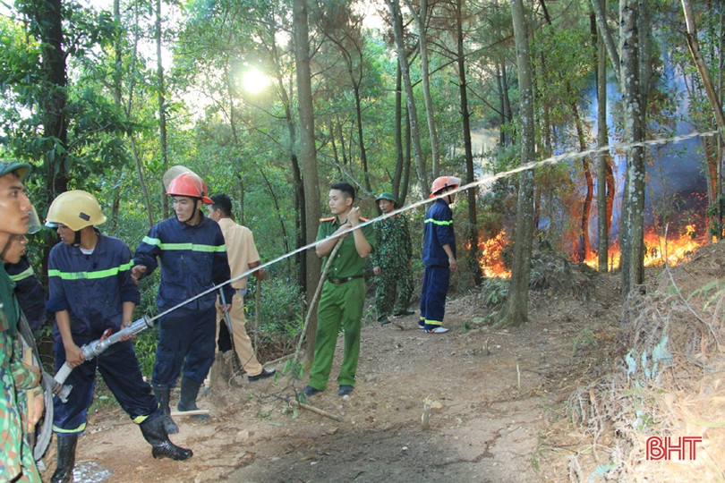Đám cháy bùng phát trở lại, rừng Nghi Xuân nằm trong biển lửa