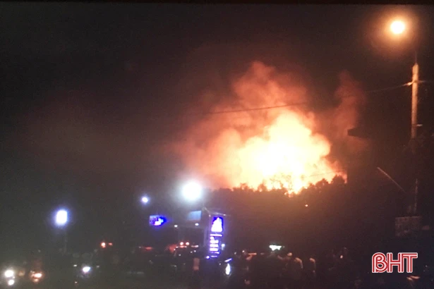 Cháy rừng ở Nghi Xuân: Lực lượng chức năng ngăn đám cháy bùng phát trở lại