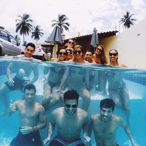 Muôn kiểu check-in bá đạo cùng hội bạn thân khi đi du lịch