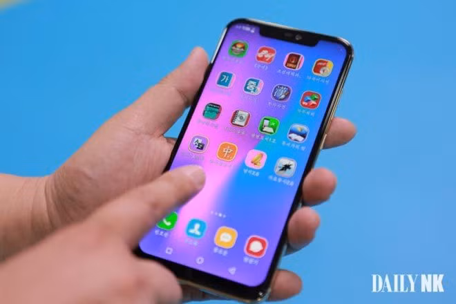 Triều Tiên hé lộ “iPhone bản địa” mang tên Bình Nhưỡng 2425