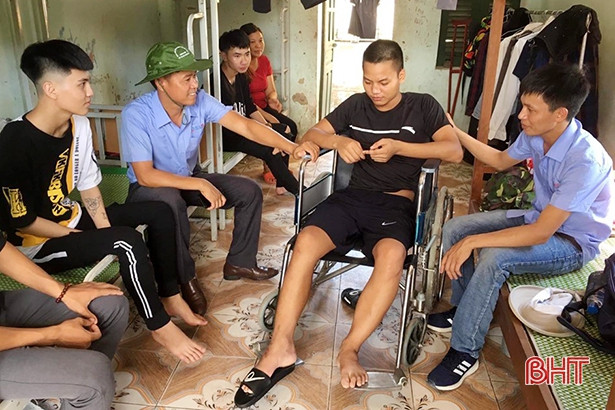 Thanh niên tình nguyện Hà Tĩnh hỗ trợ học sinh dân tộc Lào bị gãy chân thi THPT quốc gia