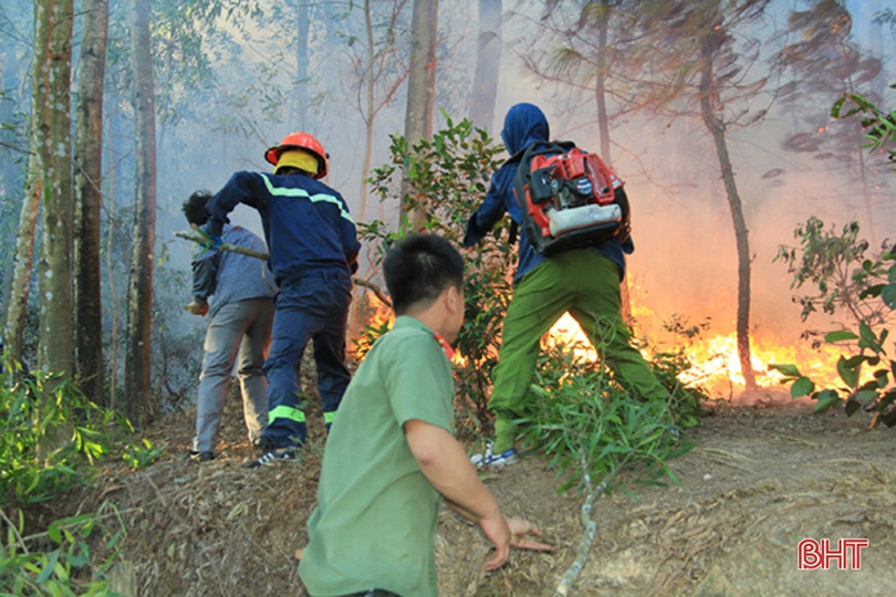 Đám cháy bùng phát trở lại, rừng Nghi Xuân nằm trong biển lửa