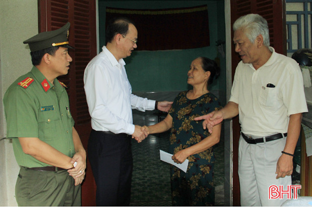 Nghi Xuân tặng 144 suất quà cho hộ nghèo, neo đơn