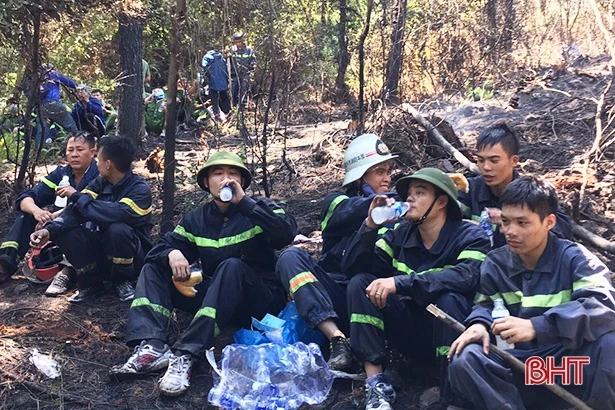 Chuyện những người “cõng nước” cứu rừng