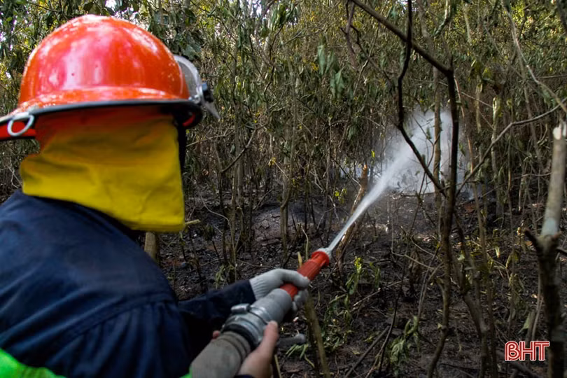 Hơn 1.300 cán bộ, chiến sỹ LLVT Hà Tĩnh dầm mình trong biển lửa