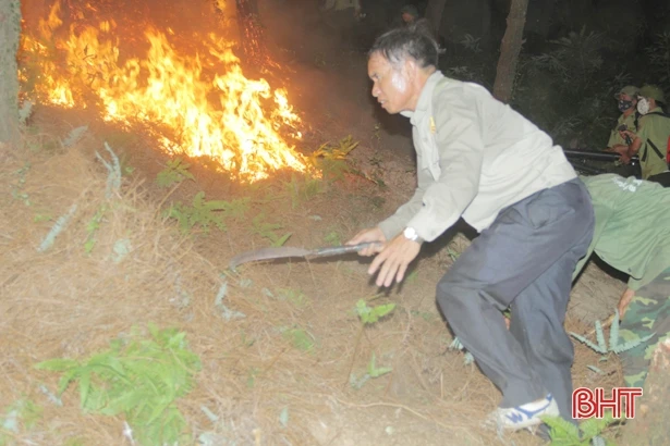 Cháy rừng ở Nghi Xuân: Lực lượng chức năng ngăn đám cháy bùng phát trở lại