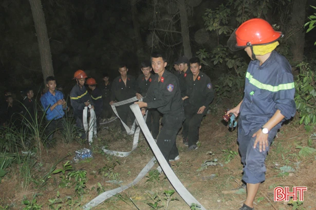 Cháy rừng ở Nghi Xuân: Lực lượng chức năng ngăn đám cháy bùng phát trở lại