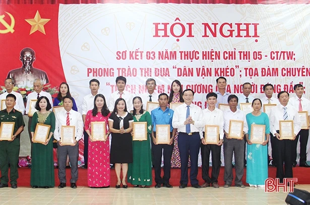 Đức Thọ vinh danh 50 tập thể, cá nhân thực hiện tốt Chỉ thị 05 và dân vận khéo