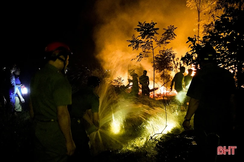Cháy ven đê Đức Thọ, gần 100 người chung sức “đánh giặc lửa”