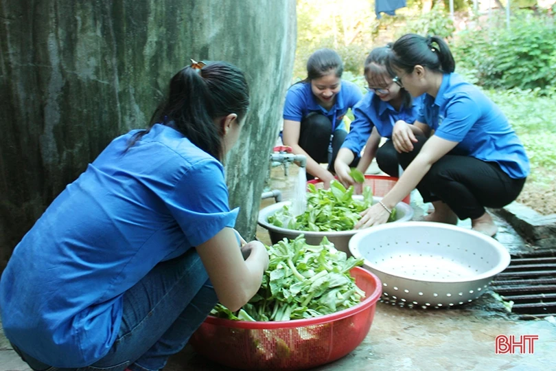 Đoàn trường THPT Cẩm Bình nấu ăn miễn phí cho thí sinh ở xa