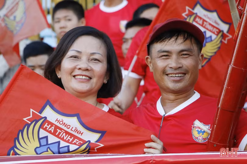 Người dân Hà Tĩnh háo hức chờ ngày khai trương sân vận động