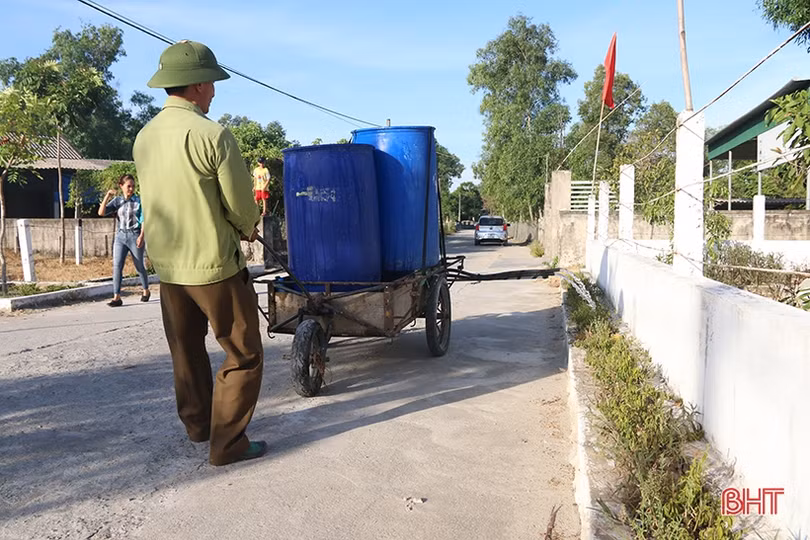 Cán bộ và người dân vùng đất cát Hà Tĩnh kéo xe “giải cứu” cây xanh