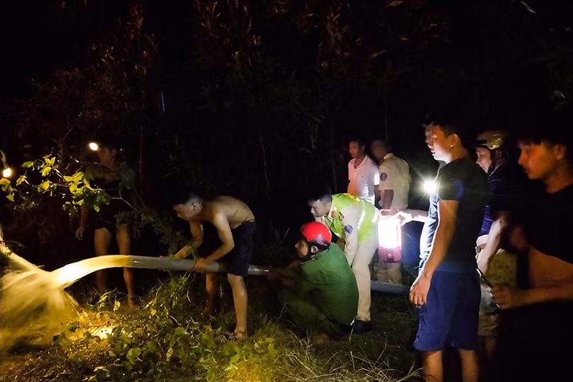 Cháy ven đê Đức Thọ, gần 100 người chung sức “đánh giặc lửa”