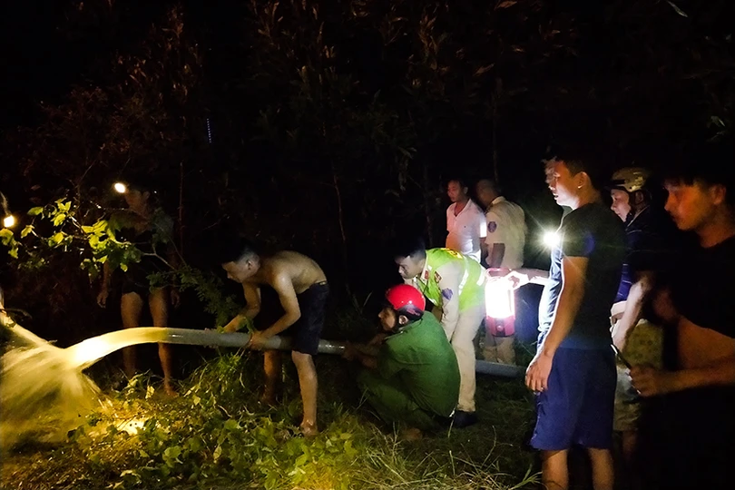 Cháy ven đê Đức Thọ, gần 100 người chung sức “đánh giặc lửa”