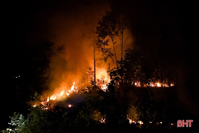 Cháy ven đê Đức Thọ, gần 100 người chung sức “đánh giặc lửa”