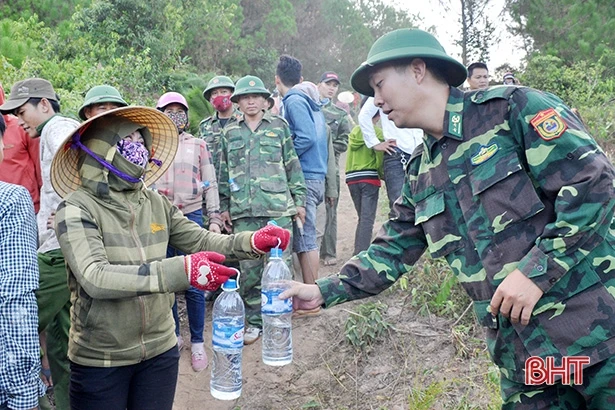 Chuyện những người “cõng nước” cứu rừng