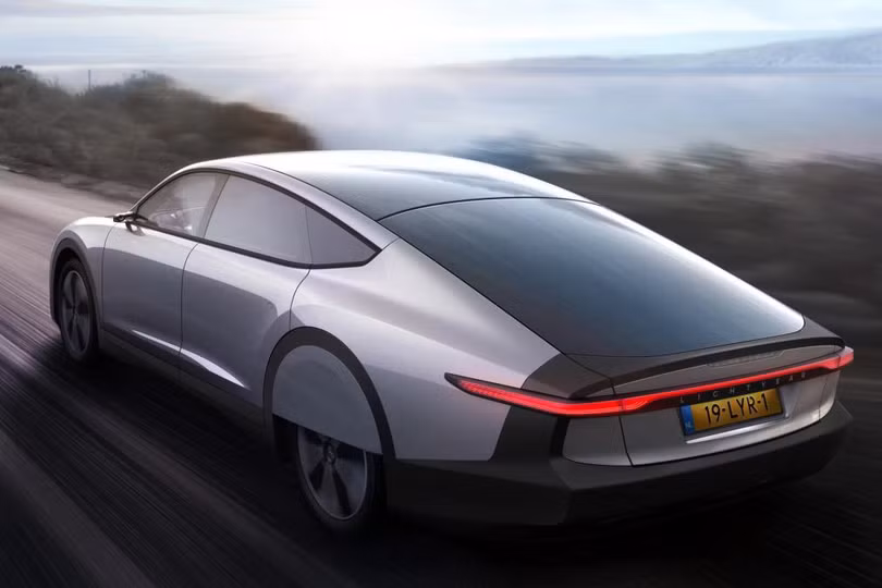 Xe điện đầu tiên thế giới chạy bằng năng lượng mặt trời