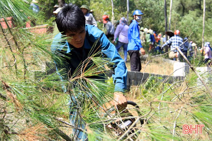 Lần thứ 3 đám cháy bùng phát, 500 người đổ về rừng Xuân Hồng dập lửa