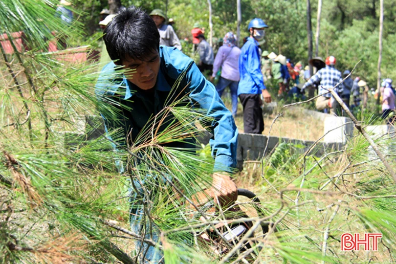 Lần thứ 3 đám cháy bùng phát, 500 người đổ về rừng Xuân Hồng dập lửa