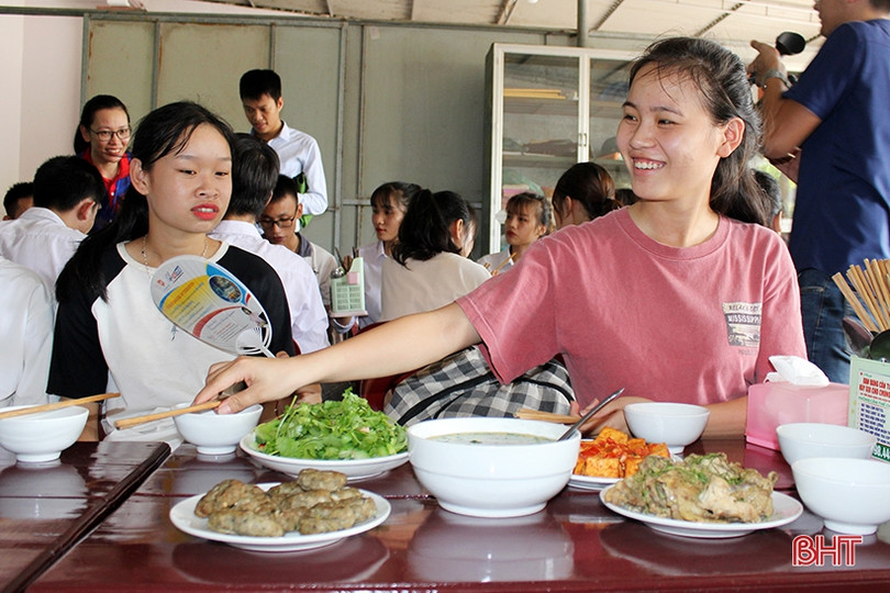 Đoàn trường THPT Cẩm Bình nấu ăn miễn phí cho thí sinh ở xa