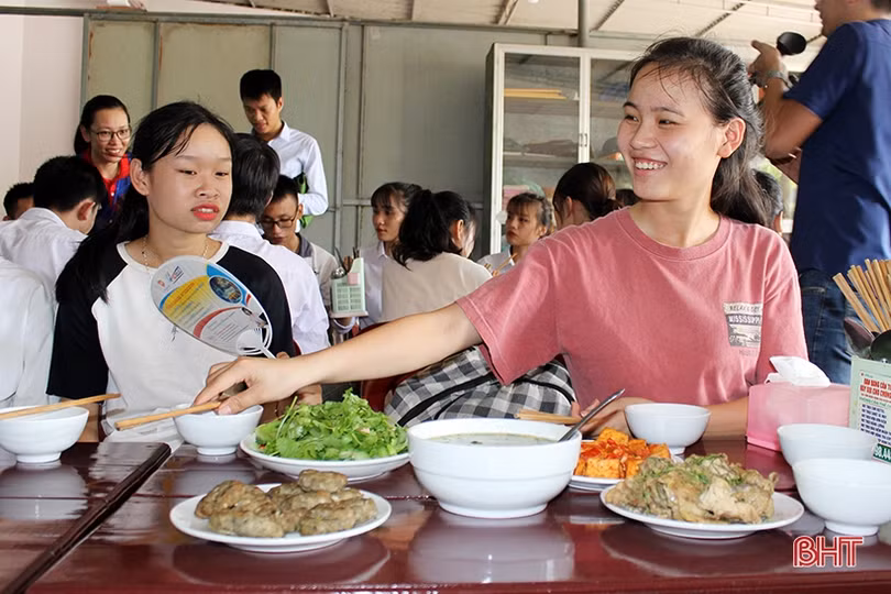 Đoàn trường THPT Cẩm Bình nấu ăn miễn phí cho thí sinh ở xa