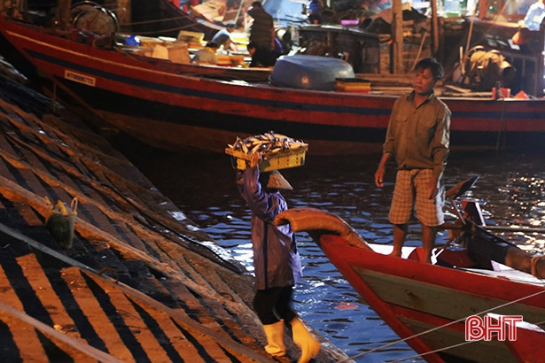 Đón bình minh sớm trên cảng Cửa Sót