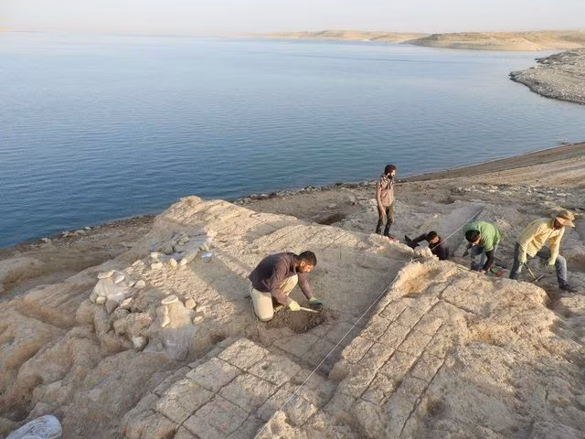 Cung điện bí ẩn từ thời cổ đại đột nhiên xuất hiện ở hồ nước sau hạn hán