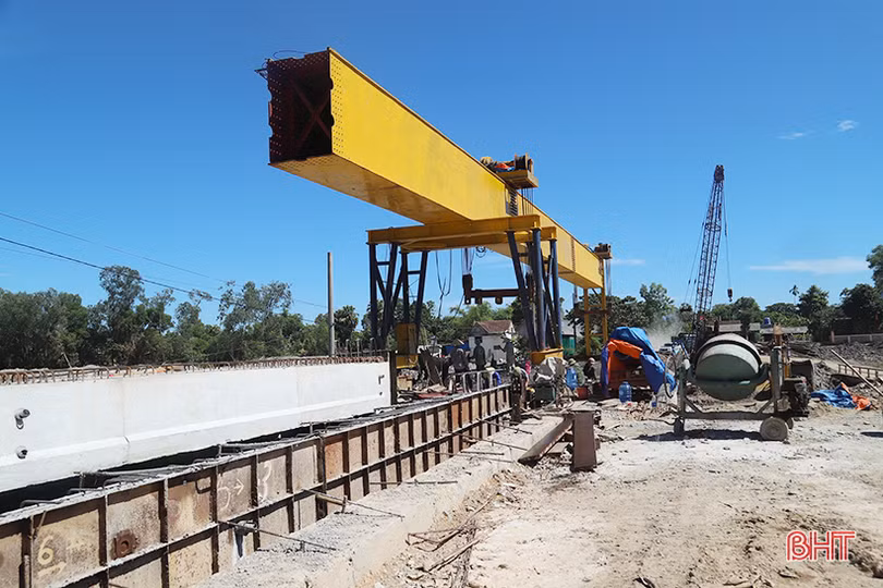 “Vượt nắng” trên công trường dự án tưới tiêu Bắc Thạch Hà