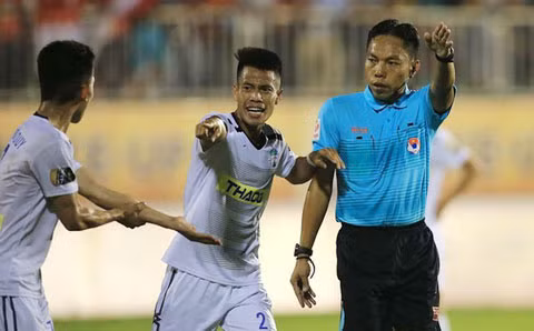 Lượt đi V.League 2019: 3 trận đấu gây bức xúc từ trọng tài