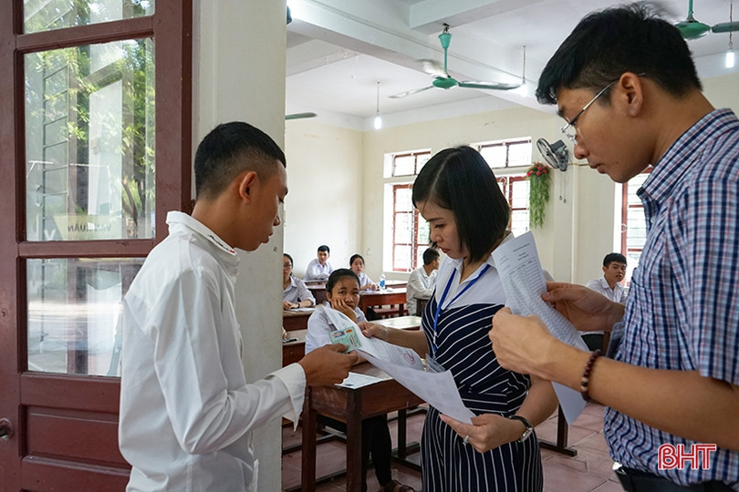 Sỹ tử Hà Tĩnh đội nắng, tự tin bước vào kỳ thi THPT quốc gia