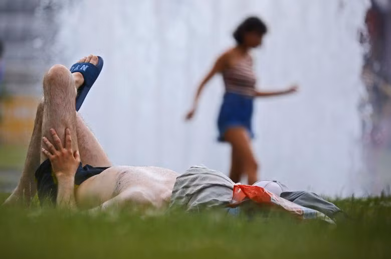 Muôn kiểu hạ nhiệt của người dân châu Âu trong đợt nắng nóng kỷ lục