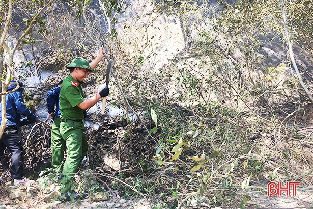 Thời tiết khắc nghiệt, lửa rừng ở các địa phương Hà Tĩnh vẫn chưa thể kiểm soát
