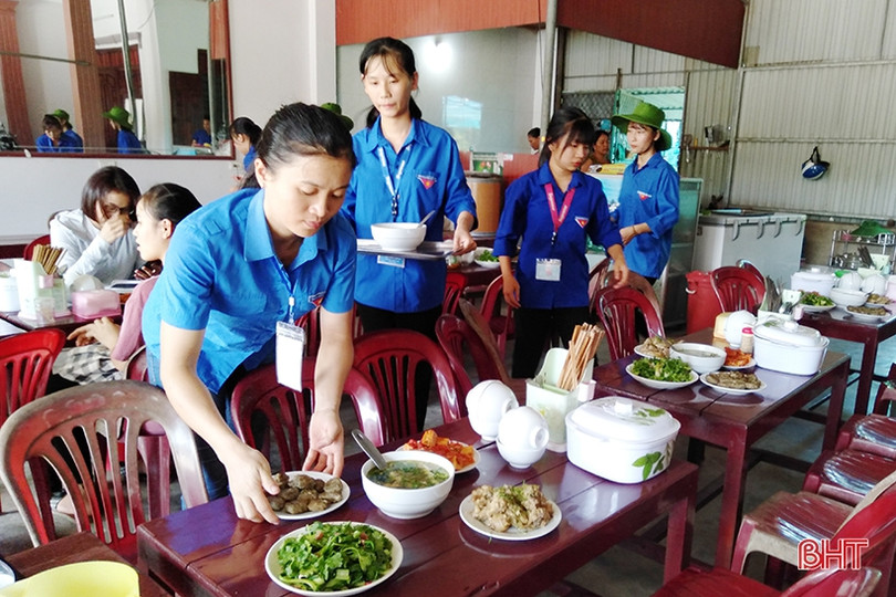 Đoàn trường THPT Cẩm Bình nấu ăn miễn phí cho thí sinh ở xa