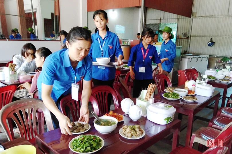 Đoàn trường THPT Cẩm Bình nấu ăn miễn phí cho thí sinh ở xa