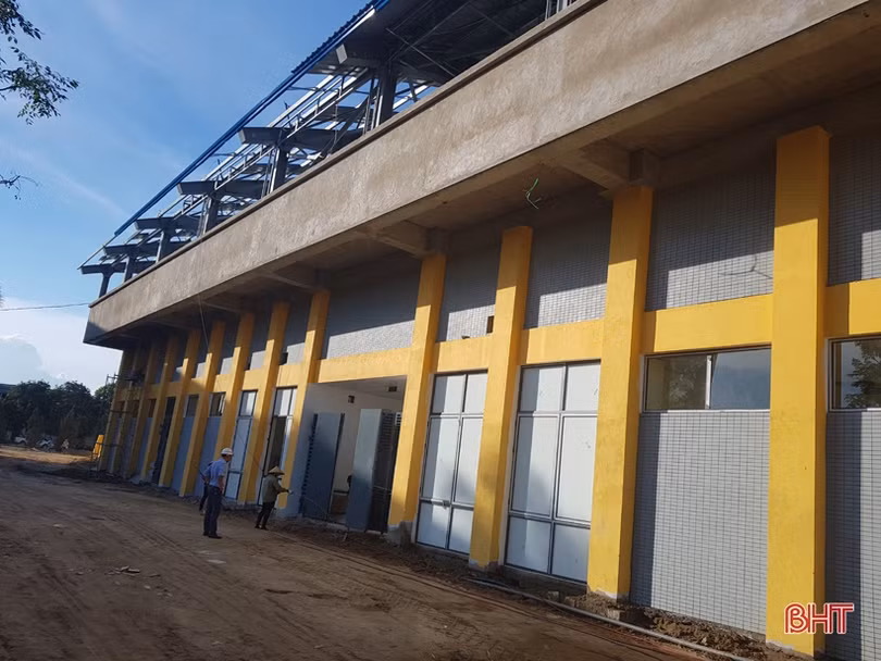 Người dân Hà Tĩnh háo hức chờ ngày khai trương sân vận động