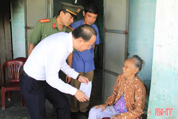 Nghi Xuân tặng 144 suất quà cho hộ nghèo, neo đơn