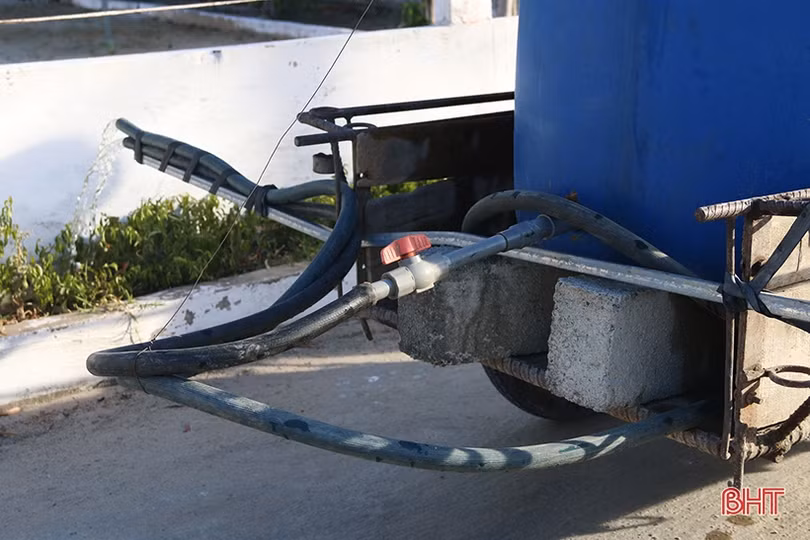 Cán bộ và người dân vùng đất cát Hà Tĩnh kéo xe “giải cứu” cây xanh