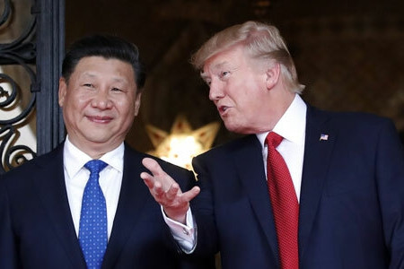 Trump (phải) trò chuyện cùng Tập Cận Bình tại dinh thự Mar-a-Lago, Florida năm 2017. Ảnh: Reuters . Rào cản khiến Mỹ - Trung khó chấm dứt chiến tranh thương mại tại G20
