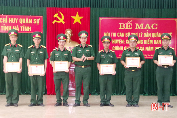 Trợ lý dân quân tự vệ cấp huyện Hà Tĩnh thi điều lệnh, bắn súng tiểu liên