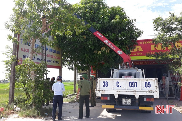 Thị trấn Nghèn tháo dỡ hơn 100 biển bảng quảng cáo lắp đặt sai quy định