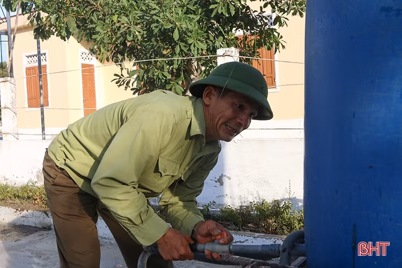 Cán bộ và người dân vùng đất cát Hà Tĩnh kéo xe “giải cứu” cây xanh