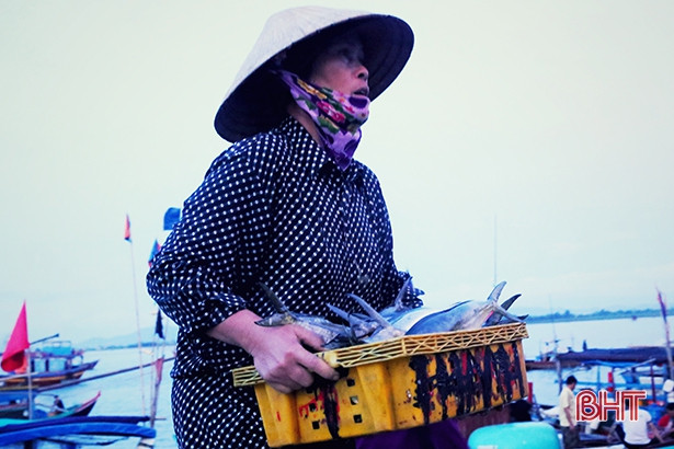 Đón bình minh sớm trên cảng Cửa Sót