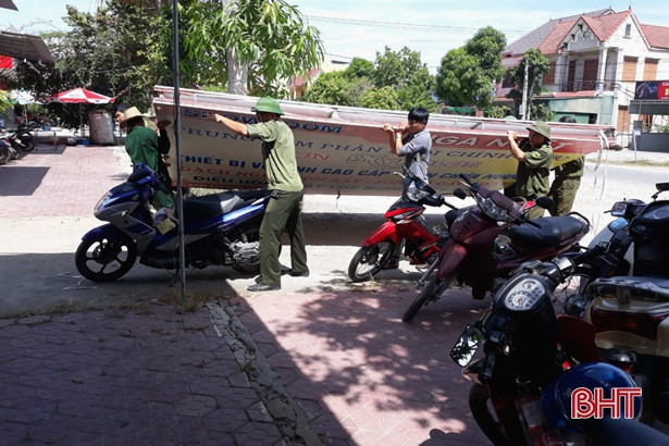 Thị trấn Nghèn tháo dỡ hơn 100 biển bảng quảng cáo lắp đặt sai quy định