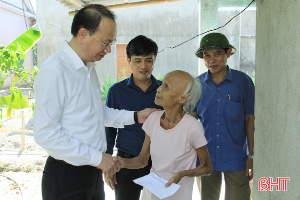 Nghi Xuân tặng 144 suất quà cho hộ nghèo, neo đơn