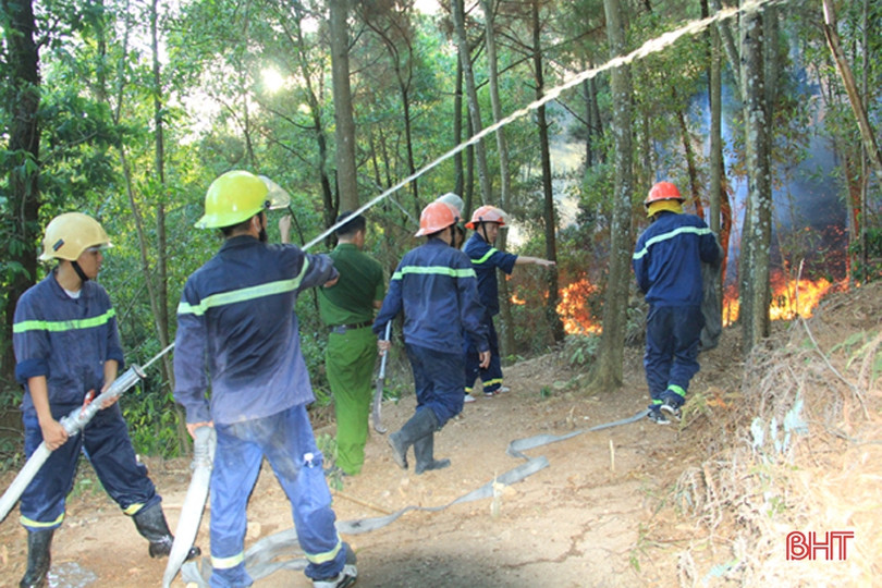 Đám cháy bùng phát trở lại, rừng Nghi Xuân nằm trong biển lửa