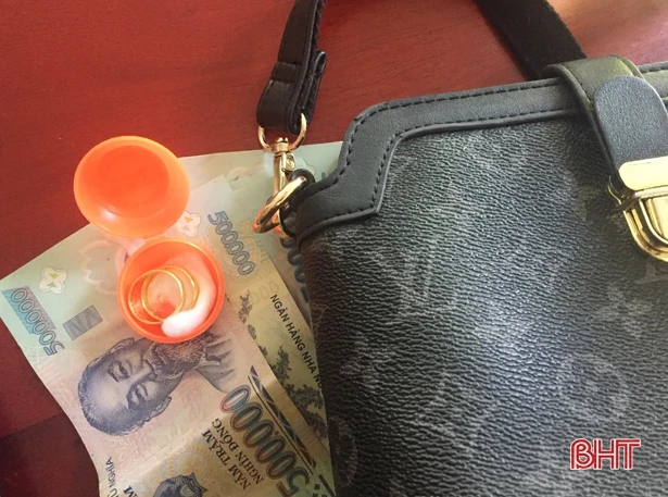 Chủ quán xôi ở Hà Tĩnh trả tài sản trị giá hơn 13 triệu đồng cho người đánh rơi